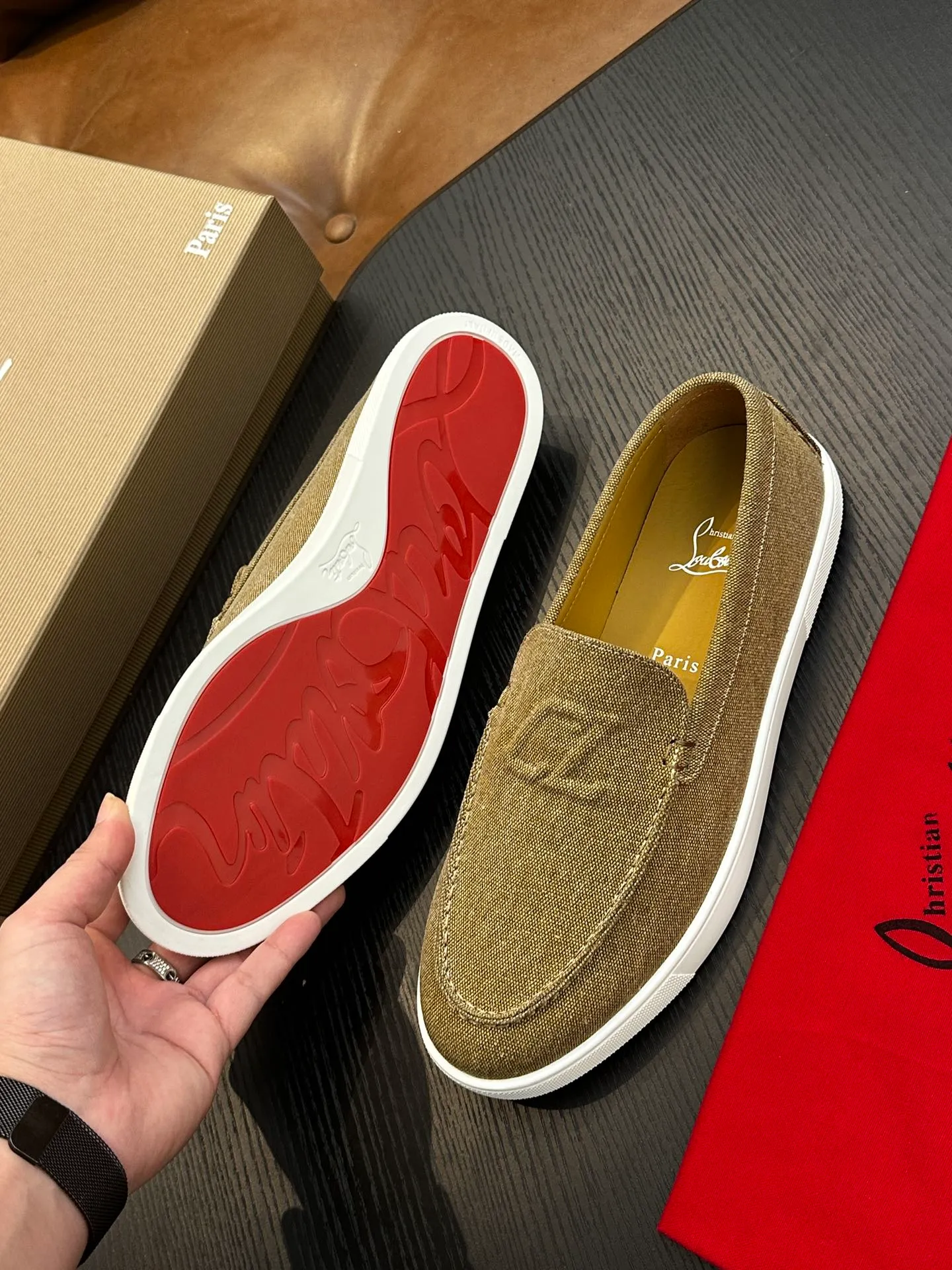 P760💰Christian Louboutin (red-soled shoes) Italian men’s casual sneakers are shipped! Each pair of shoes from this Italian handmade shoe brand has a simple and classic design, which is very comfortable and versatile! The upper fabric of this shoe is made of imported cowhide, with high-end and comfortable cowhide lining! The outsole is made of original rubber bottom sheets and is lined with cowhide! Brand-specific molded footbed, exclusive private mold control! Original box packaging, with shoe storage bag! 39 40 41 42 43 44 (38 45 46 customized)